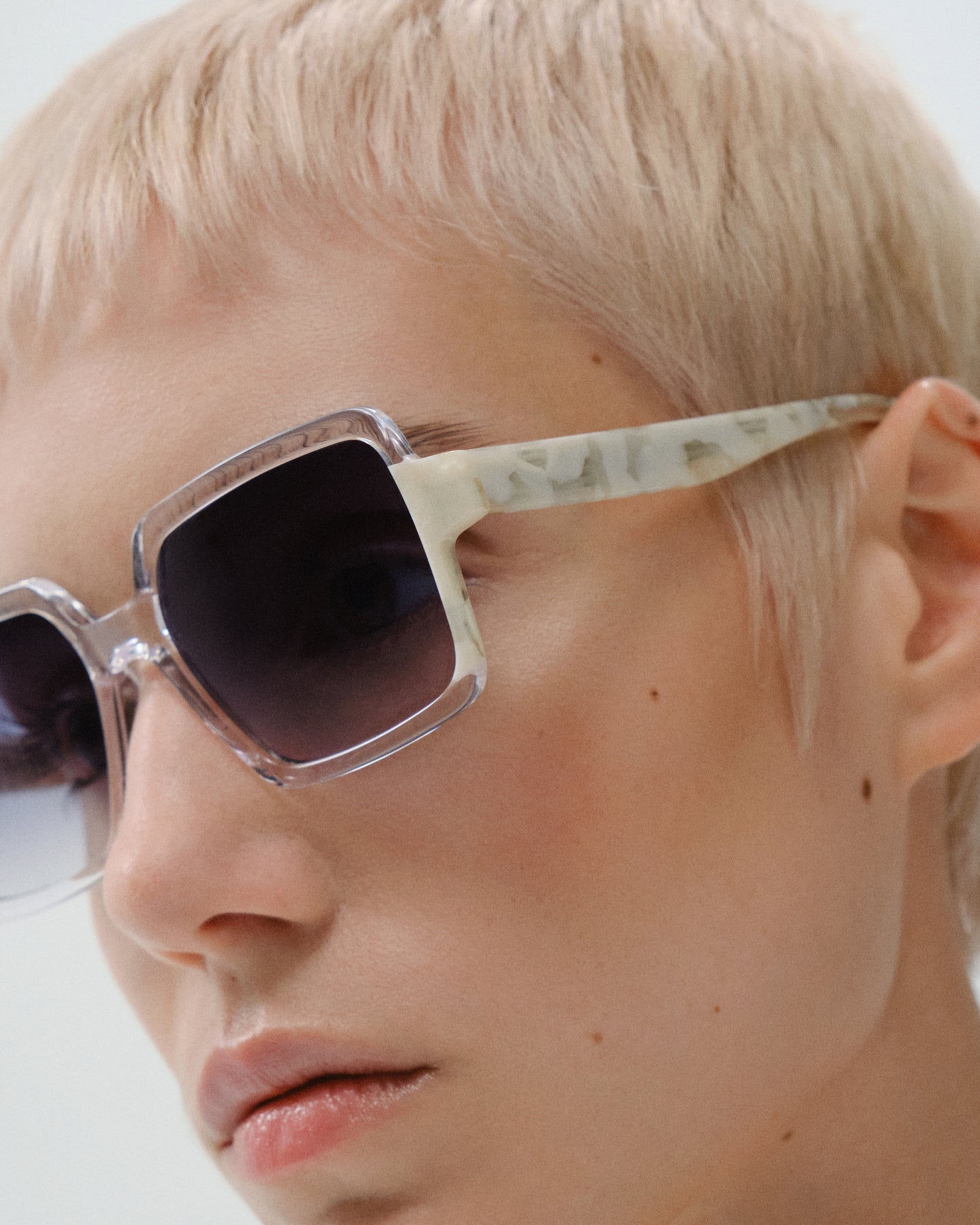 AMI: Cuadrada Acetato Transparente sunglasses by GIGI STUDIOS 11532